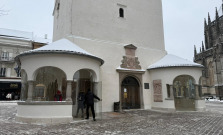 Hlavná ulica krajšia o historickú dominantu. Urbanova veža prešla kompletnou obnovou