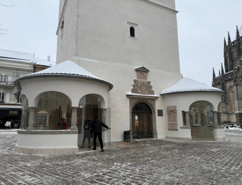 Hlavná ulica krajšia o historickú dominantu. Urbanova veža prešla kompletnou obnovou