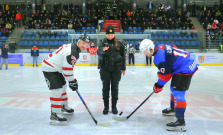 Hasiči, policajti i záchranári na hokejovom zápase v Bardejove