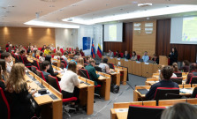 Participatívne rozpočty štartujú aj na župných školách PSK – žiaci budú rozhodovať o projektoch, ktoré zlepšia ich školské prostredie.