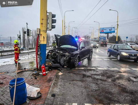 Vážna nehoda v Košiciach: vodič narazil do stĺpa, test ukázal drogy, spolujazdkyňa sa ťažko zranila