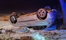 Ranný zásah v Trebišove: auto skončilo prevrátené mimo vozovky