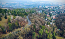 Semafor, zúžená vozovka a práce až do jari