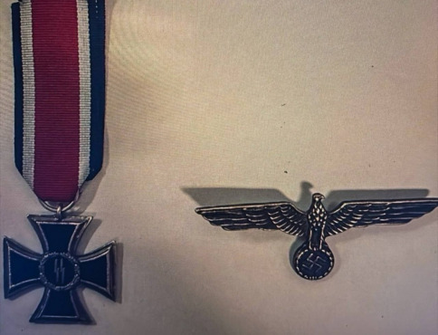 Muž so symbolmi nacizmu skončil vo väzbe