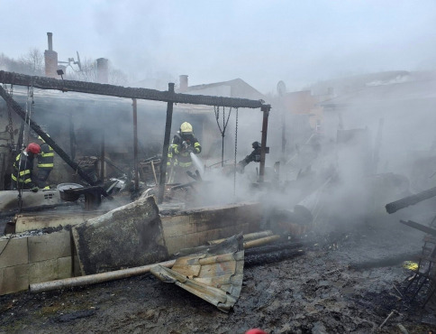 Vranovskí hasiči zasahovali pri požiari v obci Banské