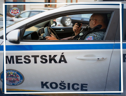 Mestskí policajti zadržali podozrivých pri rozoberaní auta na Jarmočnej ulici