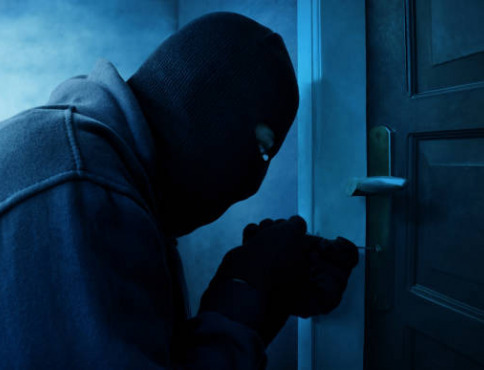 VIDEO | Odvážna seniorka z Nováčan zamkla zlodeja v špajzi