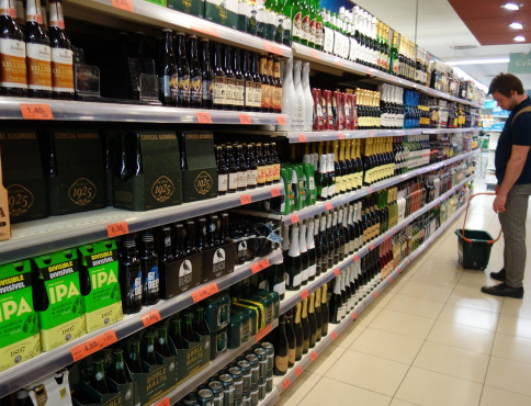 Zlodej alkoholu dlho na slobode nepobudol: policajti ho vypátrali v okolí