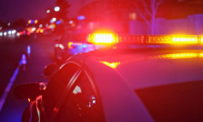 Útek pred políciou sa skončil v rokline. Hasiči idúci na pomoc tiež havarovali