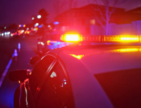 Útek pred políciou sa skončil v rokline. Hasiči idúci na pomoc tiež havarovali