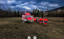 Dramatická záchrana na východe: Muž bojoval o život po páde z lávky