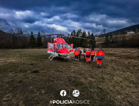 Dramatická záchrana na východe: Muž bojoval o život po páde z lávky