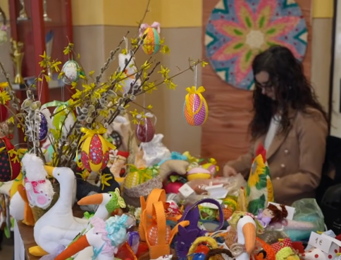 VIDEO | Zajace, vajíčka či kvetinové vence: Sečovce sa pripravujú na Veľkú noc