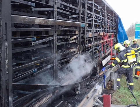Hasiči z Prešova a Beharoviec zasahovali pri požiari návesu kamióna