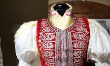 VIDEO | V poľskom Krosne otvorili unikátnu výstavu Vyšité časom