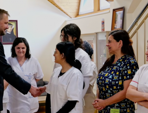 VIDEO | Hospic Matky Terezy navštívil minister Kamil Šaško