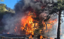 Požiar chaty vo Vyšnom Opátskom sa rozšíril aj na les a susedný objekt