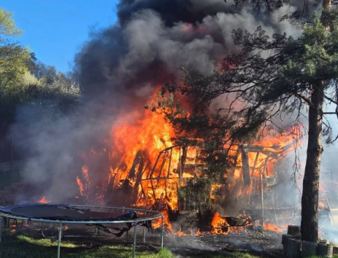 Požiar chaty vo Vyšnom Opátskom sa rozšíril aj na les a susedný objekt