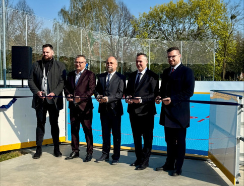 Michalovce otvorili zrekonštruovanú školu s novým hokejbalovým ihriskom