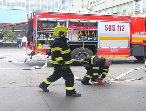 HaZZ Košice preveril evakuáciu výškovej nemocnice v taktickom cvičení