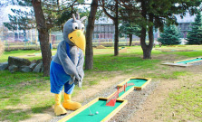 VIDEO |  V Košiciach otvorili 18-jamkový minigolf