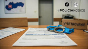 Vedúca pošty mala pripraviť klientov o tisíce eur, polícia ju obvinila z podvodu