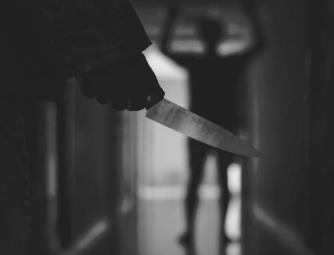 S nožom sa jej vyhrážal zabitím: polícia muža zadržala