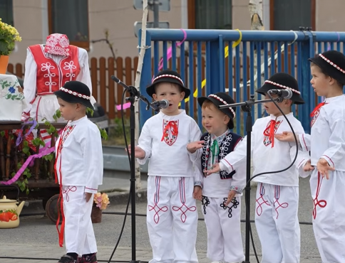 VIDEO | Máj v Skároši oživil tradície aj komunitný život. V obci otvorili nové pohostinstvo Kaštieľ