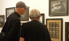 VIDEO | Provokatívny génius fotografie: Jan Saudek vystavuje svoje ikonické diela v Košiciach