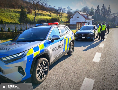 Opitý vodič s 2,3 promile skončil v priekope po prejazde do protismeru