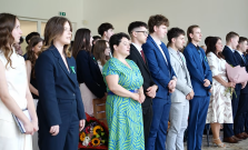 VIDEO | Maturanti z Gymnázia Leonarda Stöckela uzavreli štúdium slávnostným vyradením