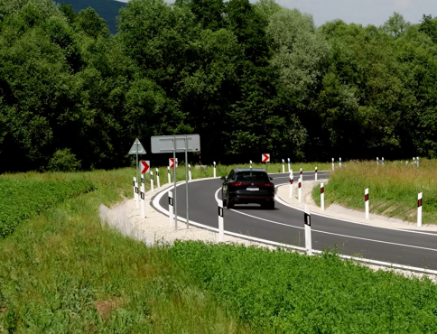 VIDEO | Nová cesta, chodníky aj priechod pre chodcov. Šiba má bezpečnejšiu križovatku