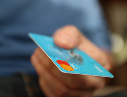 Seniorka prišla o 3-tisíc eur. Z jej účtu niekto vybral peniaze bankomatovou kartou