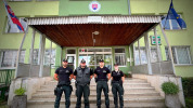 Policajti zachránili muža po páde z lešenia