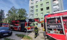 Hasiči zachránili z horiaceho bytu človeka v bezvedomí