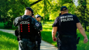 Mestskí policajti sa za teplárňou opýtali na hľadaného muža. Informácie od ľudí ich zaviedli do osady
