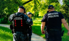 Mestskí policajti sa za teplárňou opýtali na hľadaného muža. Informácie od ľudí ich zaviedli do osady