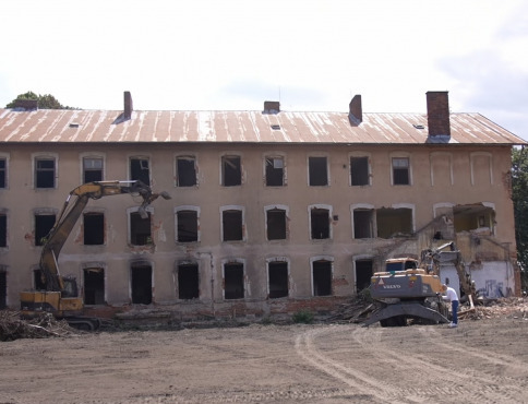 VIDEO | V Košiciach búrajú problémovú budovu. Po rokoch požiarov a kriminality definitívne mizne