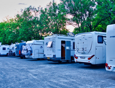 Policajti objasnili víkendové krádeže v karavanoch počas Stropkovského jarmoku