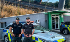 Nezvestný muž stál pri diaľnici. Policajti boli v správnom čase na správnom mieste