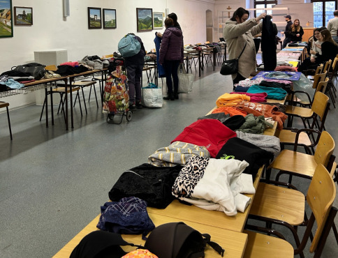 Mladí ľudia spoločne proti fast fashion