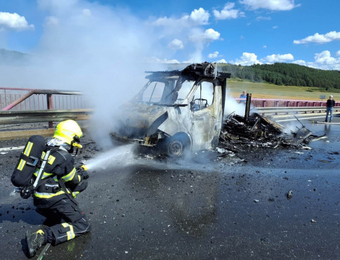 Plamene pohltili karavan na D1. Hasiči z vozidla vytiahli plynovú fľašu