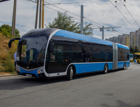 Do Košíc dorazil prvý z 11 nových elektrobusov. Vyskúšali ho na KVP