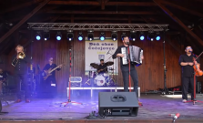 VIDEO |  Kotlíky rozvoňali Čečejovce, večer patril kapele Iné Kafe