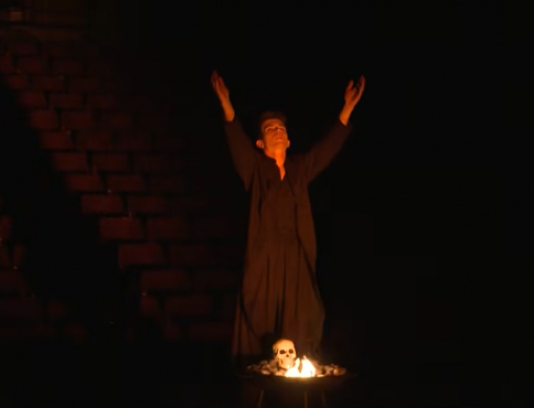 VIDEO | Hamlet, ako ho nepoznáte: Divadlo NA SKOK prinieslo do Raslavíc novú monodrámu