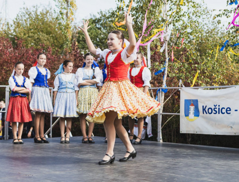 VIDEO | Folklór medzi panelákmi: Ťahanovský festival spojil komunitu, tradície a poctivú kuchyňu