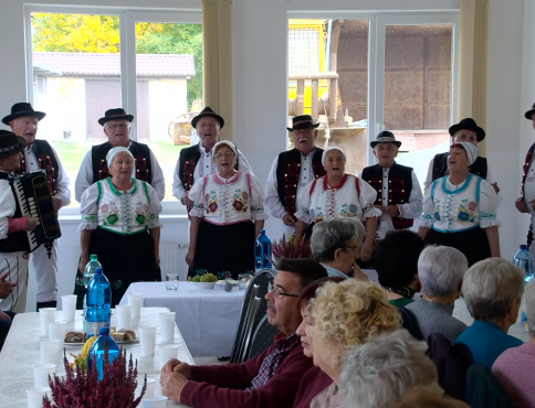 VIDEO | Seniori v Ostrovanoch chcú zostať aktívni. Pomáhajú aj pri údržbe parkov