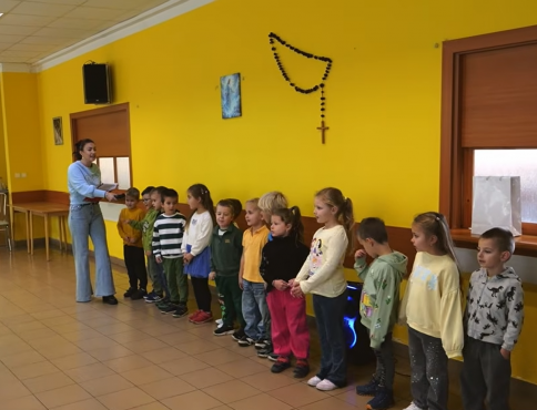 VIDEO | Predškoláci z MŠ Margarétka spríjemnili deň babkám a dedkom v bardejovskom Centre sociálnych služieb