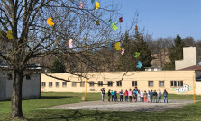 Jarná výzdoba areálu ZŠ B. Krpelca