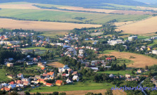 Zborov leží v rovnomennej kotline v údolí Kamenca